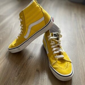 Vans Sk8-Hi Skate Shoes
Cyber Yellow & White
Suede toe and trim with Canvas